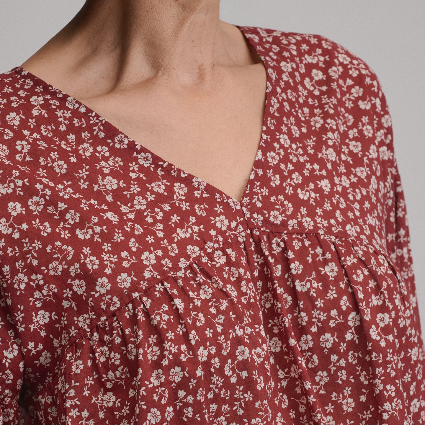 Women's Long-Sleeve V-Neck Relaxed Woven Popover-Sable-8